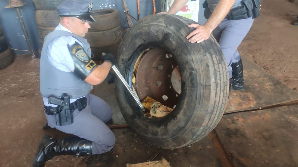Dupla é presa com mais de mil tabletes de maconha dentro de pneus de carreta em Palmital — Foto: Polícia Rodoviária/Divulgação