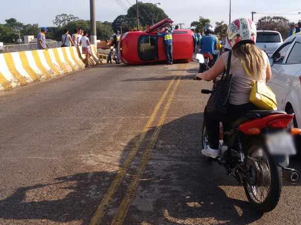 Via ficou interditada até a retirada do veículo por um guincho (Foto: Arquivo Pessoal/Djalma José Barboza)