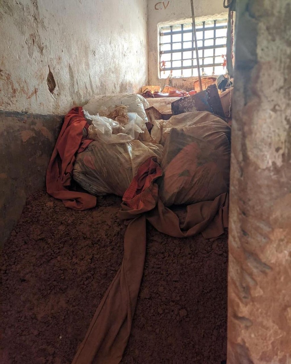 Túnel foi cavado em uma das celas da unidade — Foto: Reprodução/Instagram