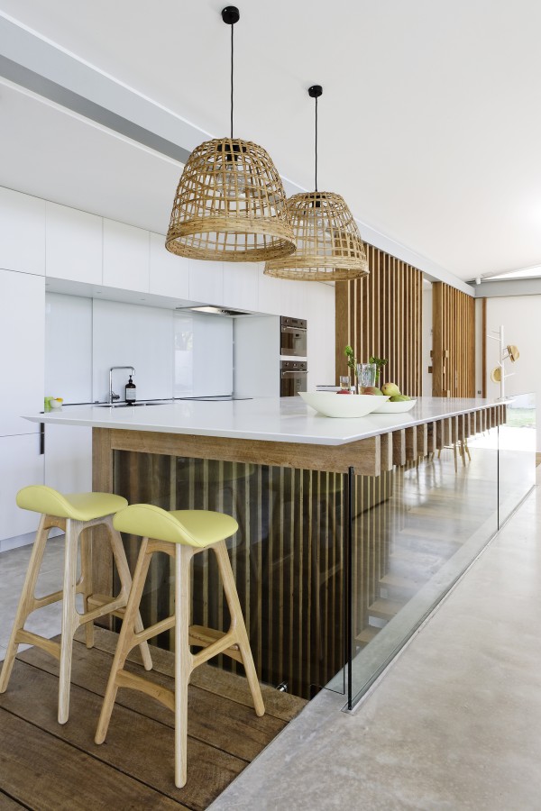 A arquitetura desta casa de férias aumenta a luz natural dos interiores (Foto: Kata Bayer/Divulgação)