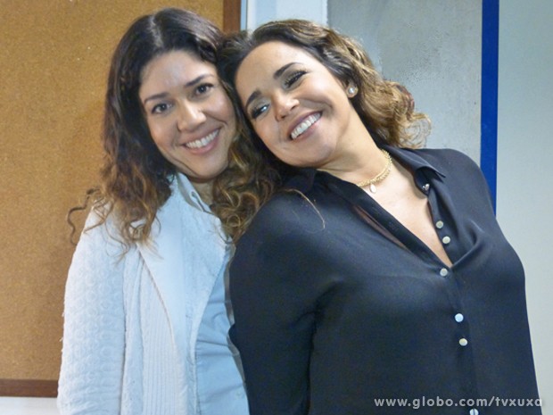 Malu e Daniela posam abraçadas (Foto: TV Xuxa / TV Globo)