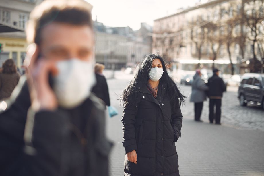 "Ninguém gosta de ficar isolado, mas vamos sobreviver", diz autor sobre pandemia. Acima: Pessoas usam máscaras para andar nas ruas. (Foto: Gustavo Fring/Pexels)