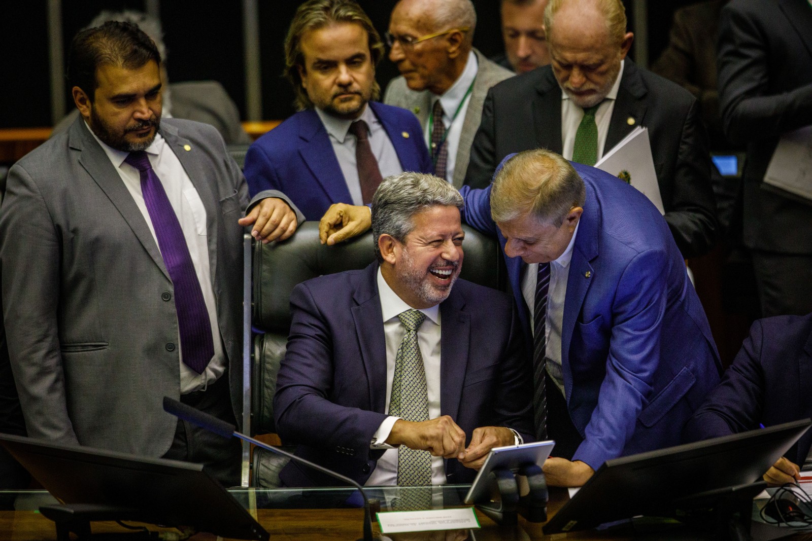 Arthur Lira e deputados na votação do requerimento de urgência do projeto de lei do novo Arcabouço Fiscal. — Foto: Brenno Carvalho / Agência O Globo