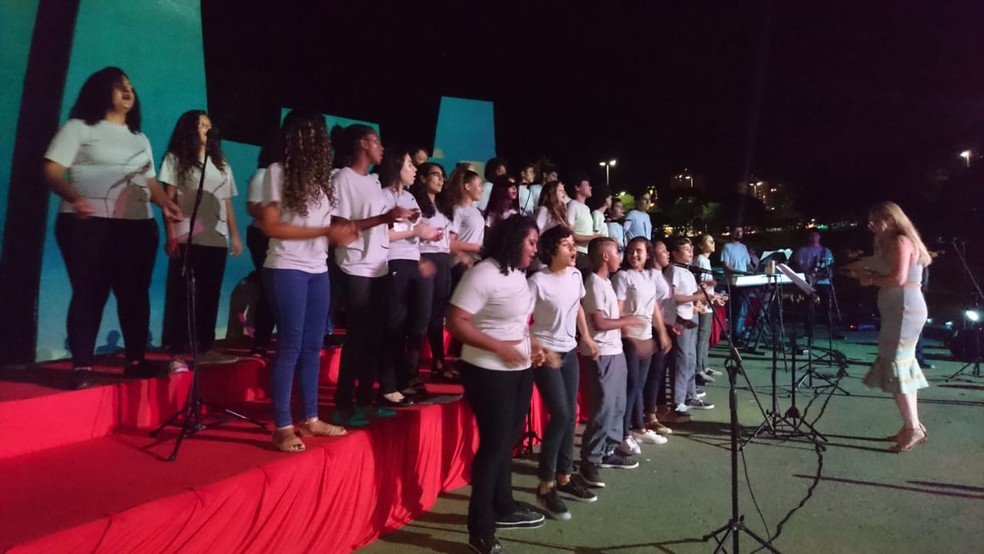 Coral Unicanto no Vozes de Natal, em Bauru, nesta quarta-feira (12) — Foto: Sérgio Pais/G1