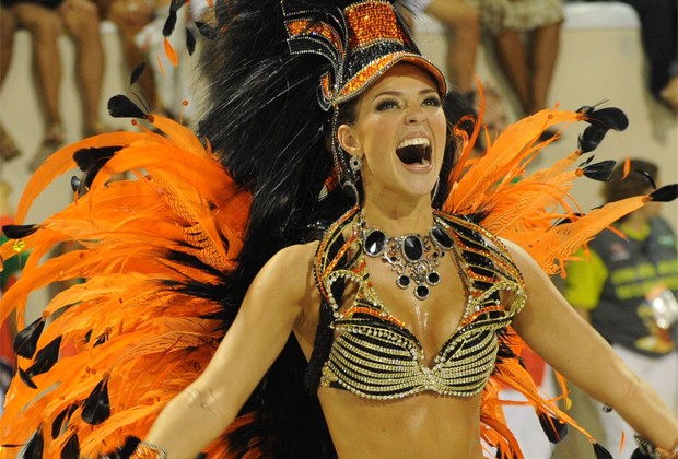 Paolla Oliveira como rainha de bateria o Carnaval 2010 (Foto: Reprodução/Instagram)