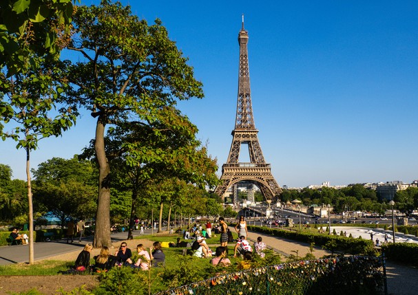 PARIS, FRANCE - MAY 16: People gather on the lawn and are having a picnic at the Trocadero garden, in front of the Eiffel Tower, on May 16, 2020 in Paris, France. The Coronavirus (COVID-19) pandemic has spread to many countries across the world, claiming  (Foto: Getty Images)