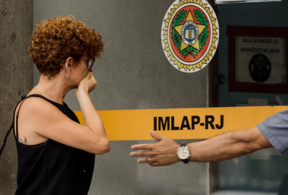 Parentes da idosa Alair Barbosa, morta em um assalto em Copacabana, ao cair e bater a cabe&ccedil;a &mdash; Foto: Gabriel de Paiva/Ag&ecirc;ncia O Globo