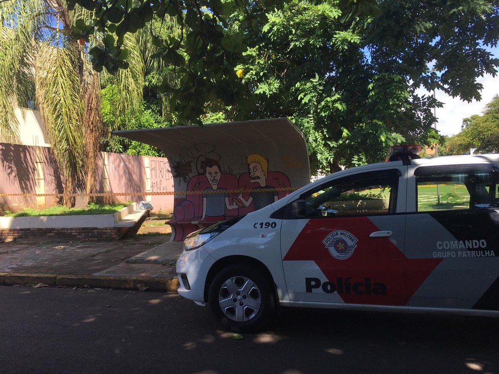 Corpo de um homem foi encontrado atrás de um ponto de ônibus, na Praça do Bacarin, em Presidente Prudente — Foto: Stephanie Fonseca/G1