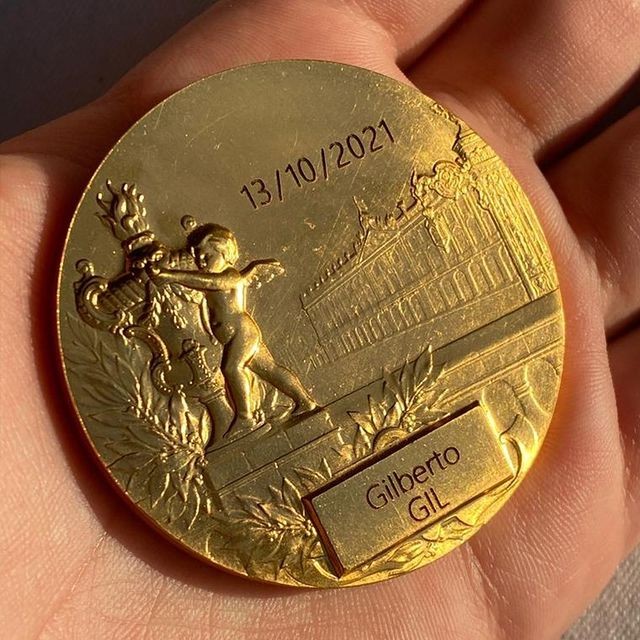 Gilberto Gil recebe medalha na França (Foto: Reprodução / Instagram)