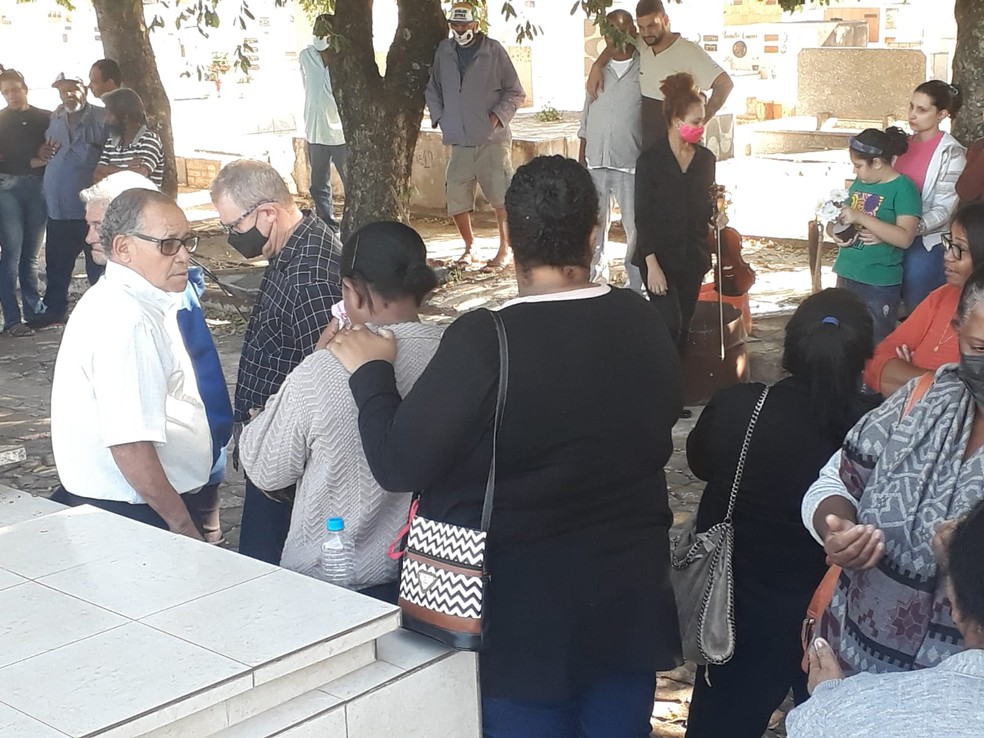 Corpo de Juraci Caetano da Silva foi sepultado no Cemitério Municipal São João Batista — Foto: Emerson Sanchez/TV Fronteira