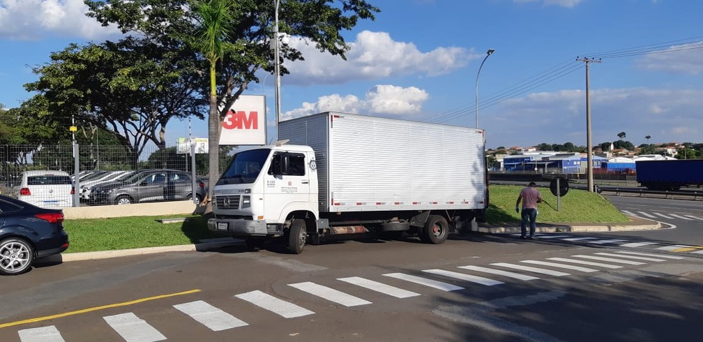 Caminhão do governo de São Paulo chega à empresa em Sumaré (SP) para confiscar 500 mil máscaras — Foto: Jonatan Morel/EPTV