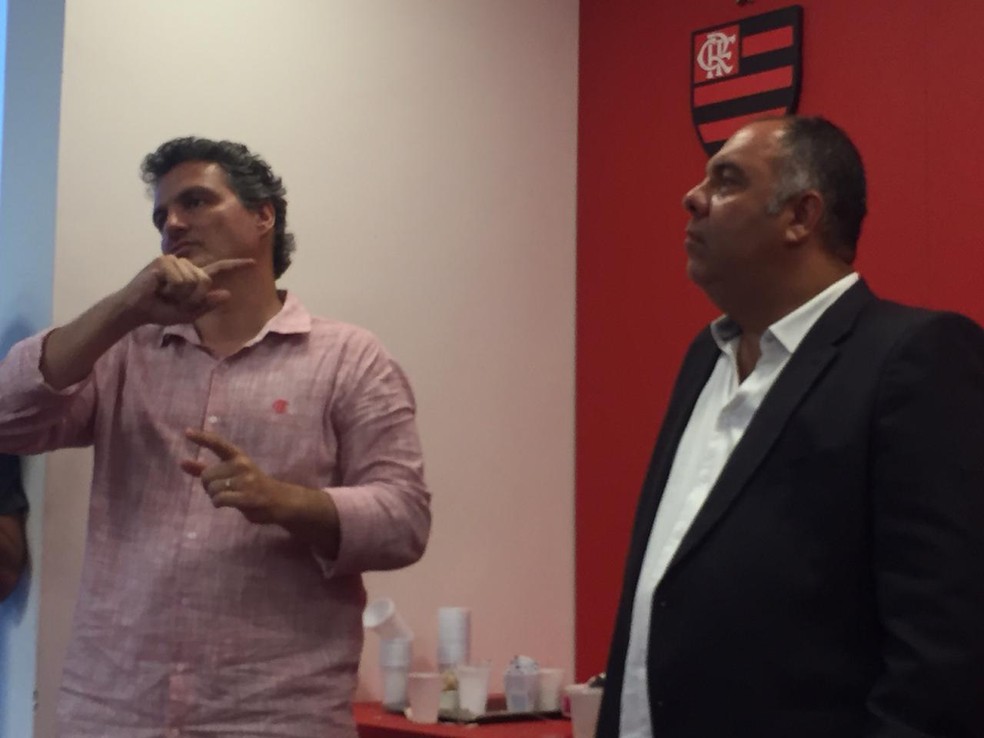 Spindel e Marcos Braz conversam com jornalistas no Flamengo — Foto: Edgard Maciel de Sá / GloboEsporte.com