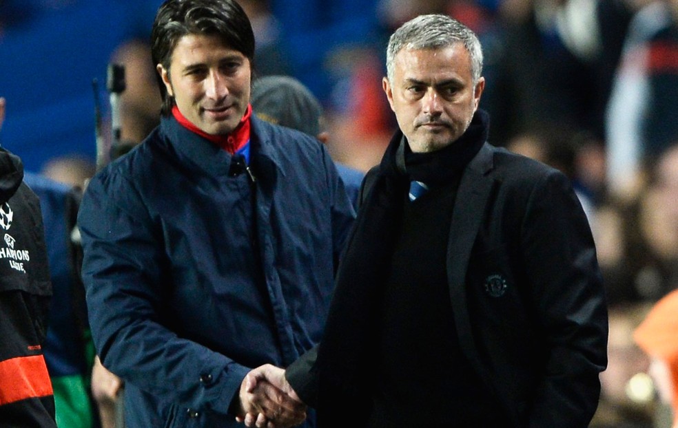 Murat Yakin com José Moruinho em jogo entre Chelsea e Basel pela Liga dos Campeões  — Foto: Reuters