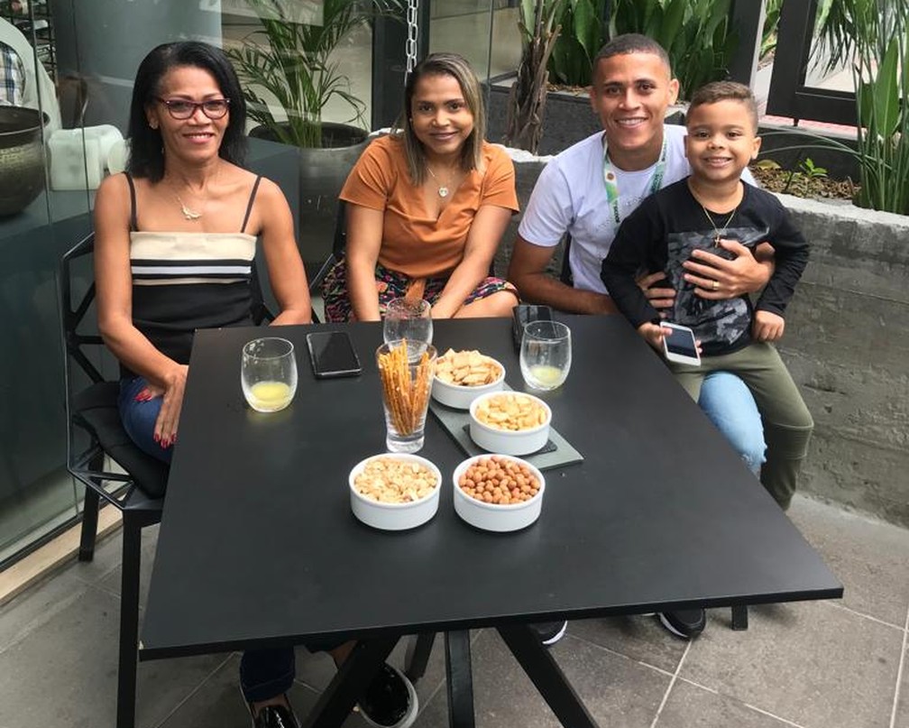 Jo&atilde;o Paulo com a m&atilde;e, a esposa e o filho na premia&ccedil;&atilde;o do Catarinense em 2019  &mdash; Foto: Arquivo Pessoal