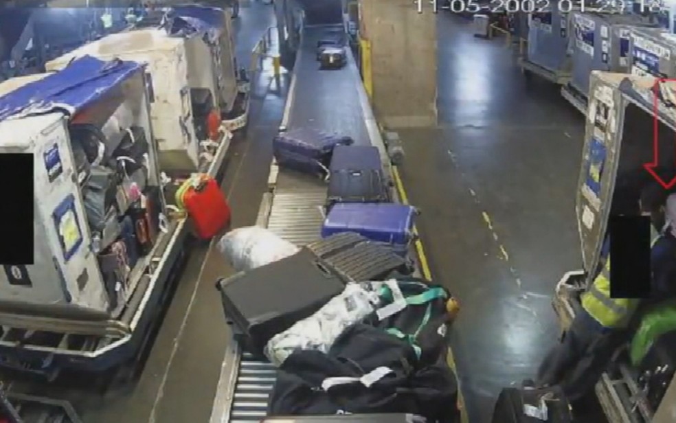 Polcia Federal divulgou imagens de funcionrios trocando malas por drogas no Aeroporto de Guarulhos, em So Paulo  Foto: Reproduo/TV Anhanguera