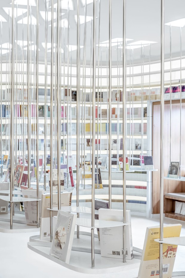 Os livros colorem esta livraria com ares futuristas na China (Foto: Divulgação)