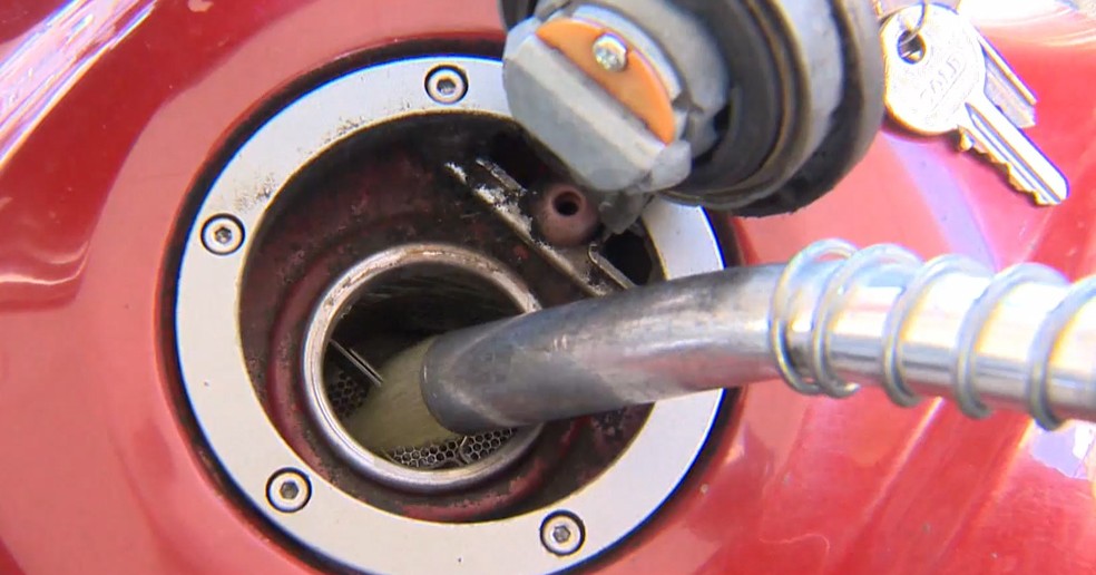 Carro sendo abastecido com gasolina no ES — Foto: Reprodução/TV Gazeta