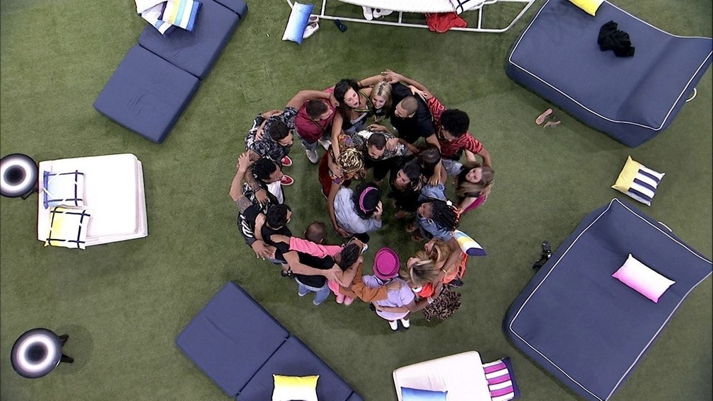 Pariticipantes do 'BBB21' e abraçam na primeira semana do programa — Foto: Reprodução/Globo