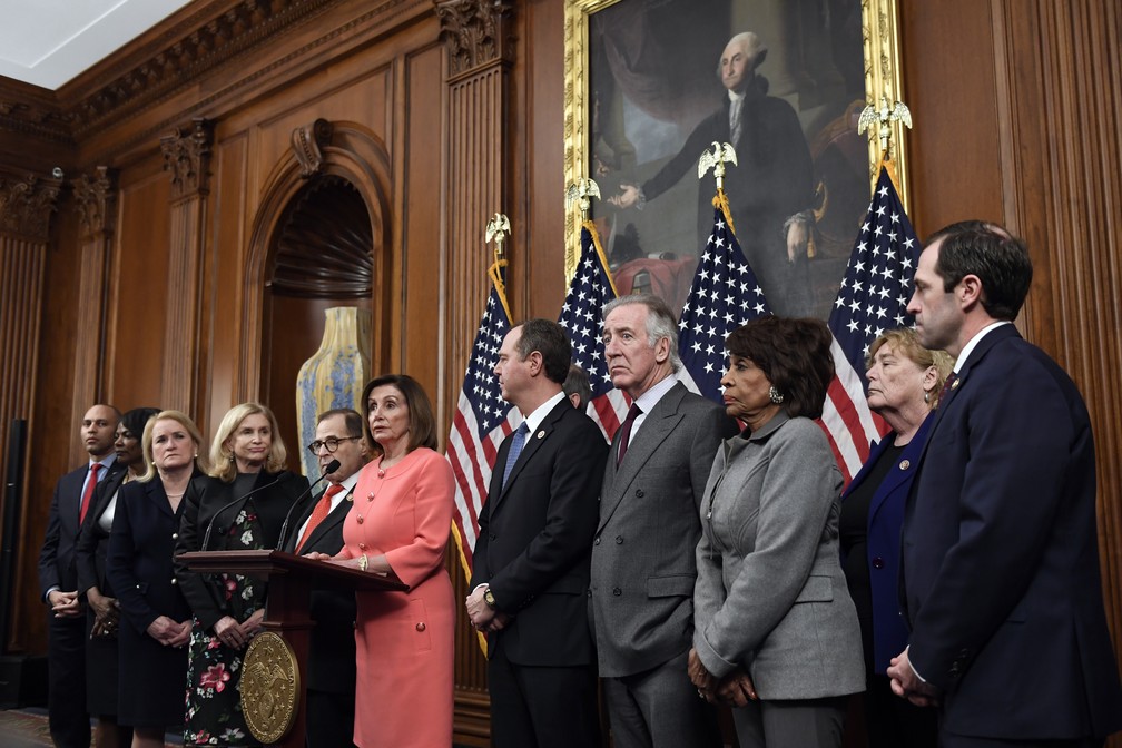 Nancy Pelosi, presidente da Câmara dos Deputados,  na cerimônia de assinatura do envio dos artigos do impeachment ao Senado — Foto: AP/Susan Walsh