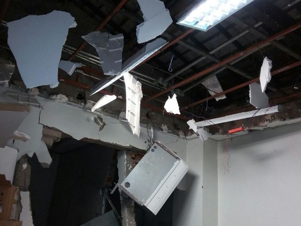 Parte interna do banco ficou parcialmente destruída após explosão (Foto: Aliandro Borges / Divulgação)