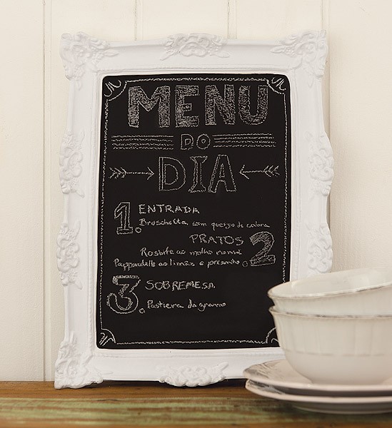 A moldura trabalhada valoriza o menu do dia, escrita na lousa com todo o carinho (Foto: Cacá Bratke/Editora Globo)