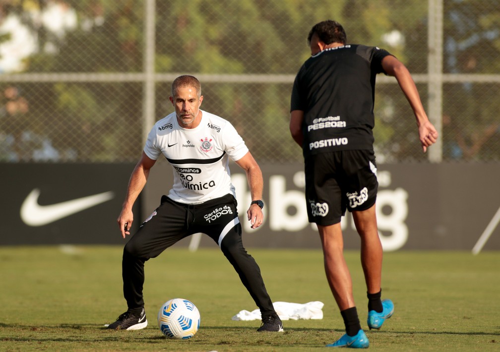 Sylvinho mostra regularidade no Brasileirão, mas problemas se repetem no Corinthians 