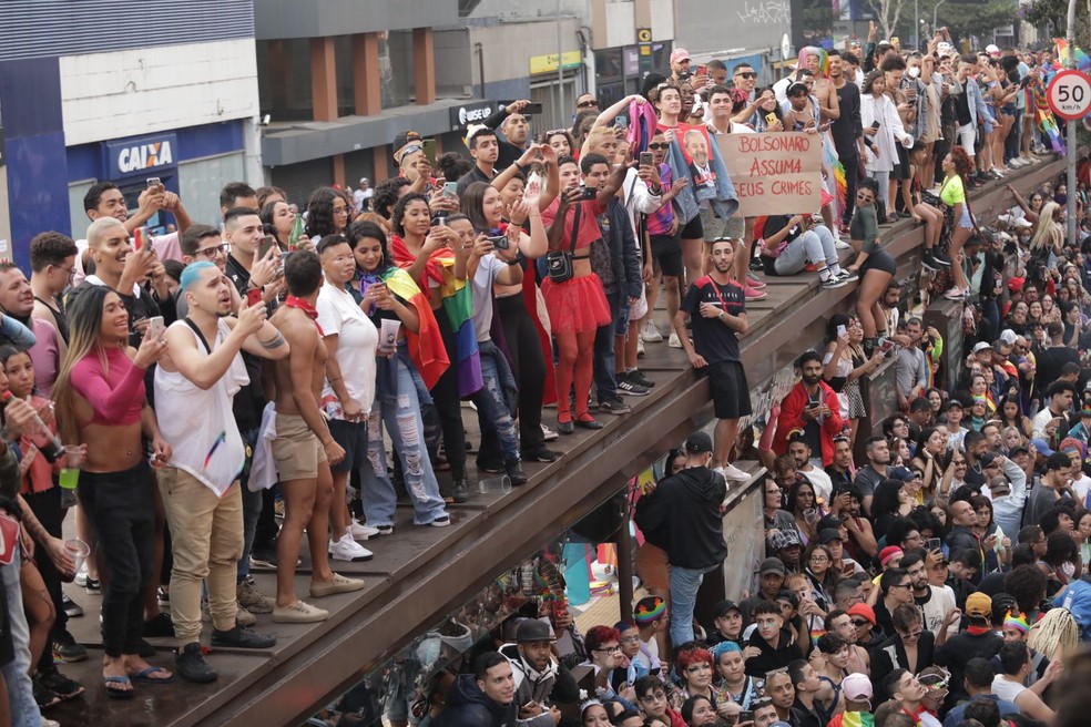 Pessoas em cima de ponto de ônibus da Rua Consolação durante a Parada LGBT+ — Foto: Celso Tavares/g1