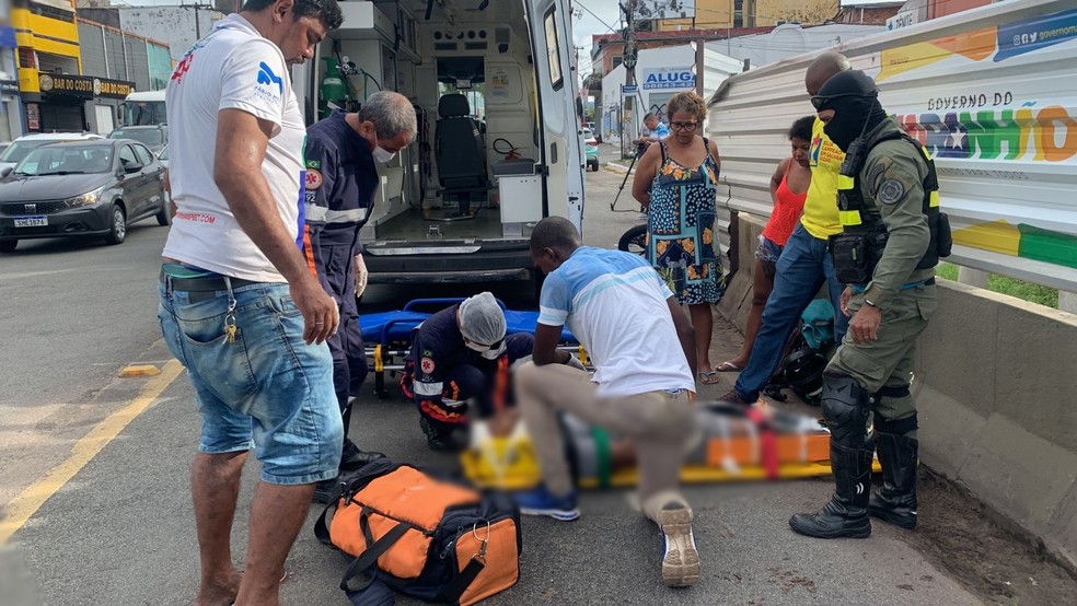 Vítima ficou no chão por cerca de uma hora aguardando a chegada do Samu — Foto: Nice Ribeiro/TV Mirante
