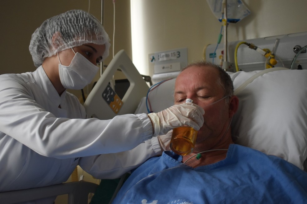 Paciente toma cerveja em hospital ao ganhar alta de UTI-Covid em Blumenau — Foto: Hospital Santo Antônio/ Divulgação