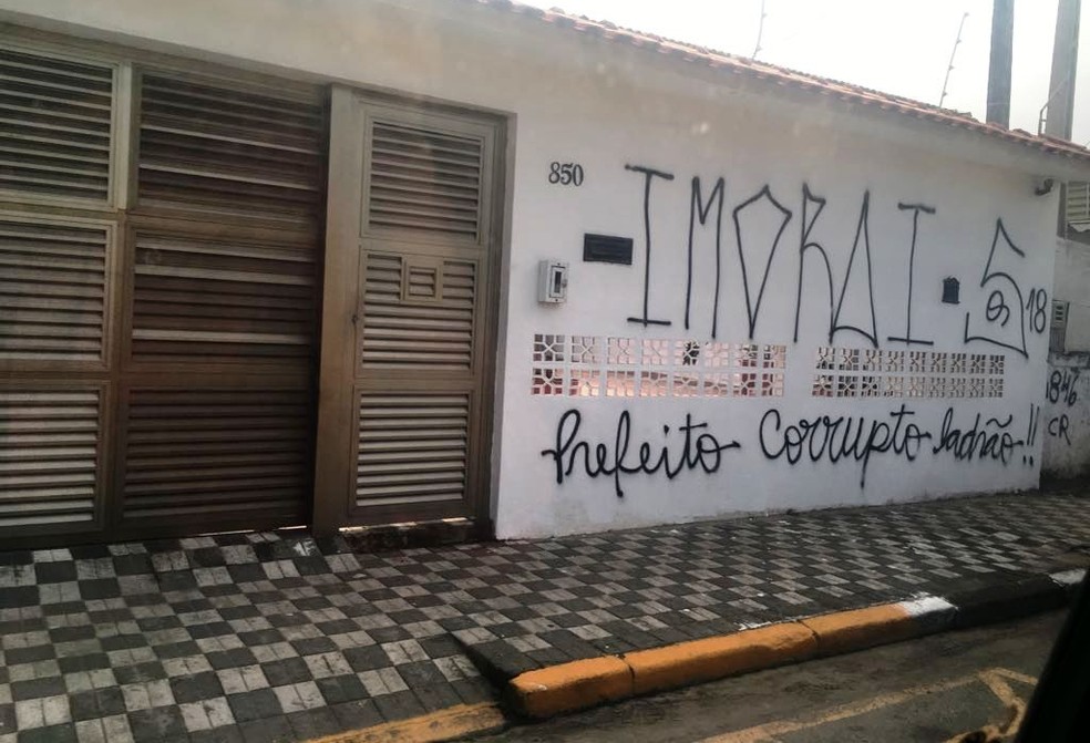 Casa de prefeito de Mongaguá, SP, preso pela PF, amanheceu pichada (Foto: Nina Barbosa/G1)