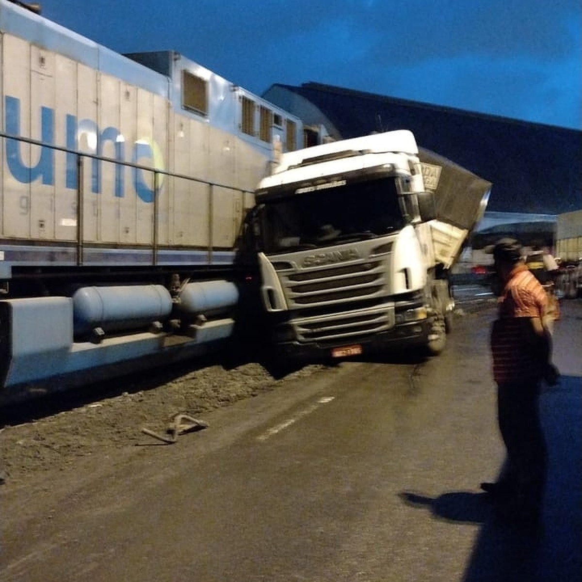 Carreta e trem colidem lateralmente na área portuária de Santos, SP - Vimarsana News