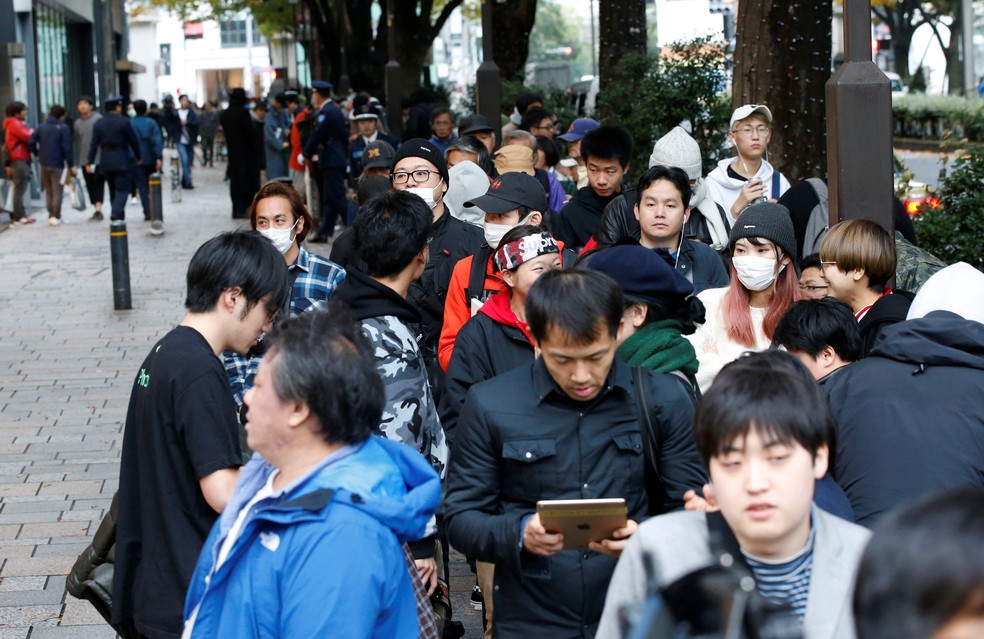 Consumidores fazem fila para comprar novo iPhone em Tóquio, no Japão (Foto: Toru Hanai/Reuters)