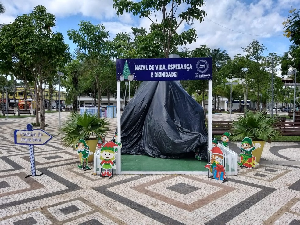 Na manhã desta segunda-feira (13), 'casinha do Papai Noel' foi coberta com lona  — Foto: Eldérico Silva/Rede Amazônica Acre 