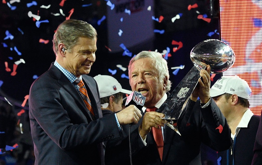 Robert Kraft levanta troféu do Superbowl, da NFL — Foto: Reuters