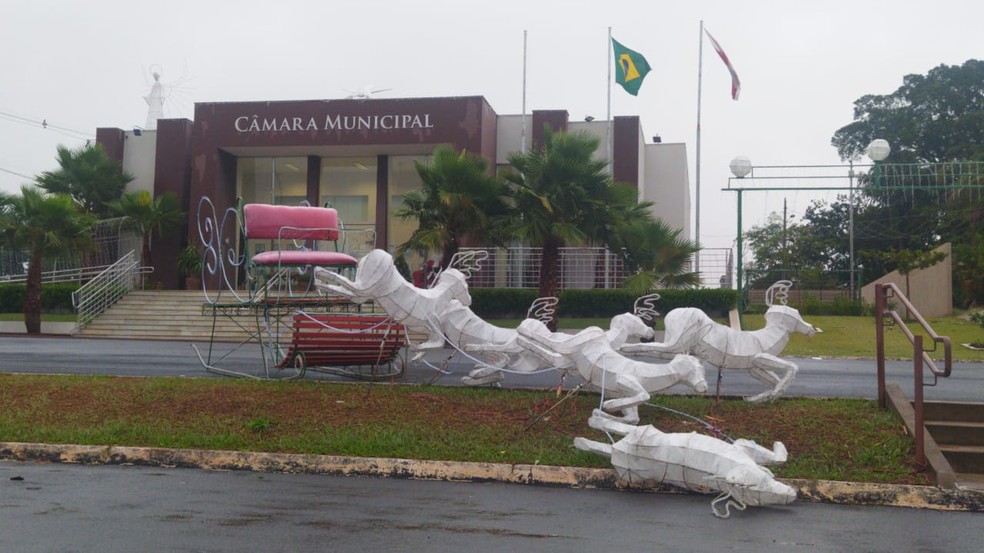 Enfeites de Natal, em Regente Feijó, caíram com os fortes ventos — Foto: Paula Sieplin/TV Fronteira