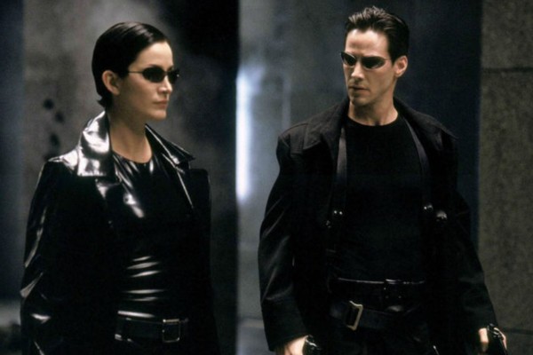 Keanu Reeves e Carrie-Anne Moss em cena de Matrix (1999) (Foto: Reprodução)