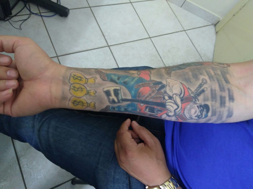 Criminoso foi preso após a polícia identificar tatuagem (Foto: Polícia Civil/Divulgação)
