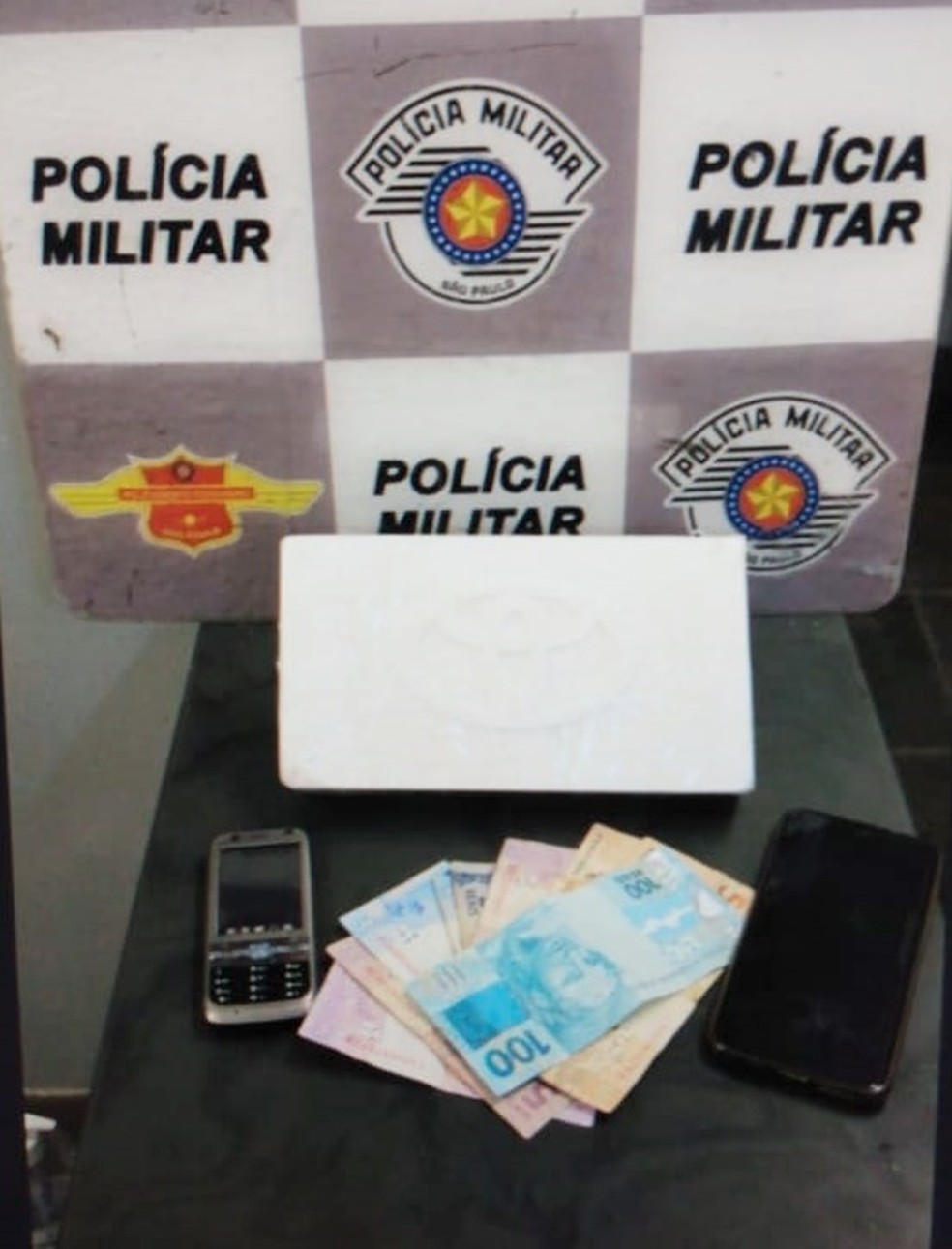 Homem &eacute; preso com drogas em Sarapu&iacute; &mdash; Foto: Pol&iacute;cia Militar Rodovi&aacute;ria/Divulga&ccedil;&atilde;o