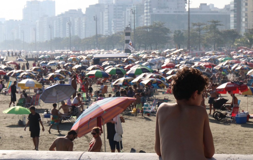Praias de Santos (SP) ficam lotadas durante domingo ensolarado — Foto: Matheus Tagé/A Tribuna