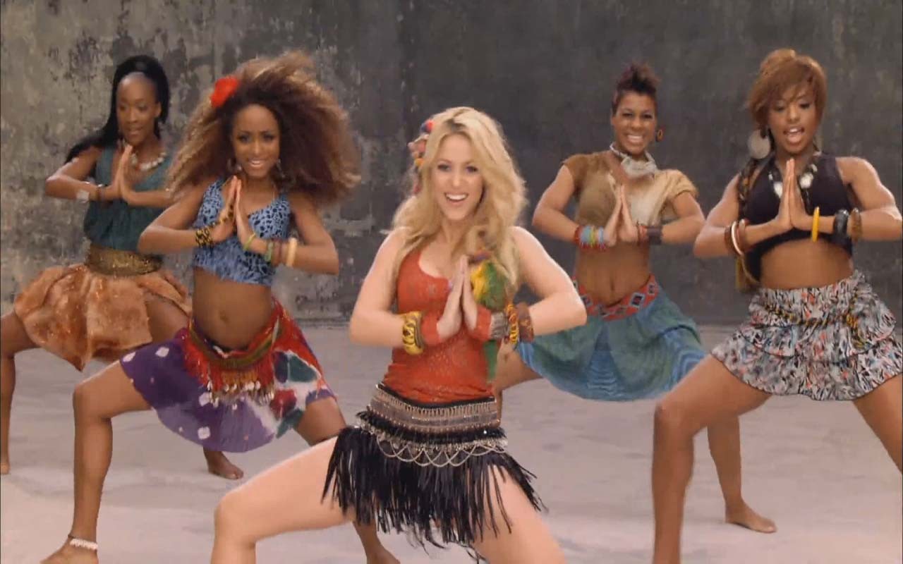 Shakira dança no videoclipe do hit da Copa de 2010 (Foto: Reprodução)