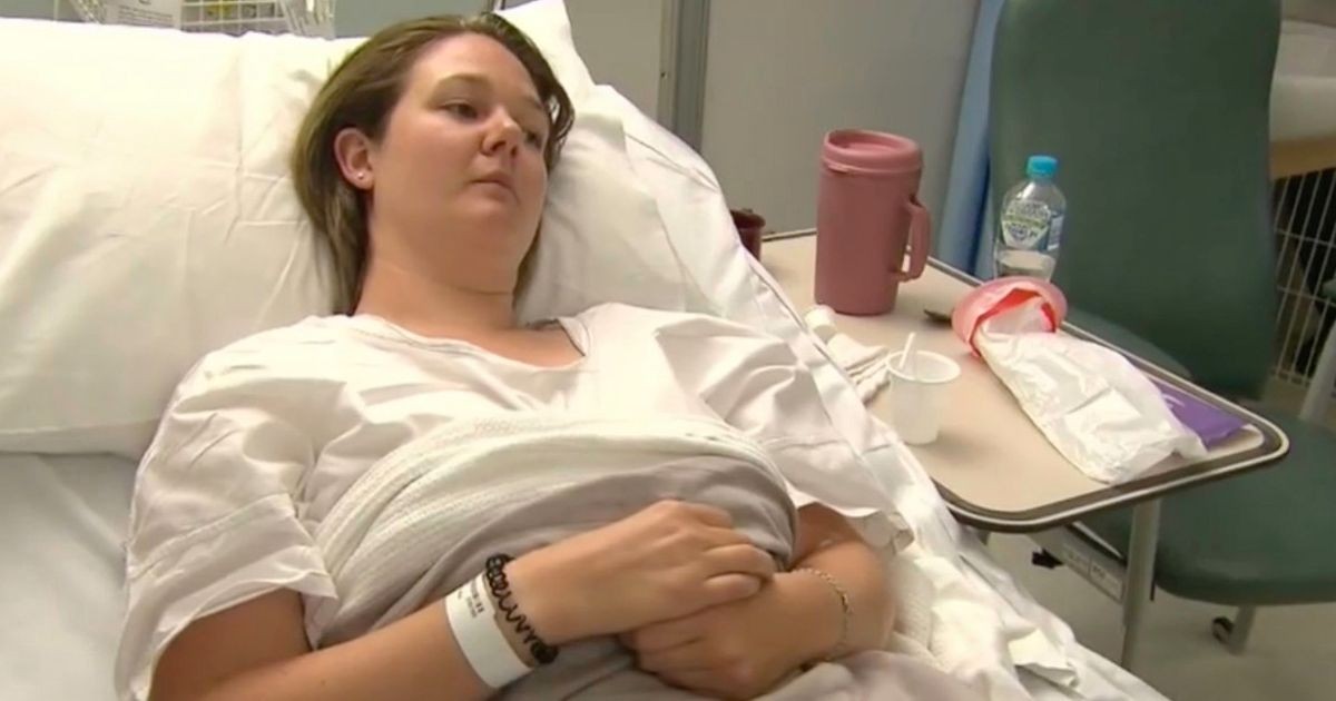 Alicia Ramsay, de 30 anos, foi levada de avião para o hospital Royal Perth com fraturas nas costelas na quinta-feira, 6, após ser atingida pela baleia (Foto: Reprodução)