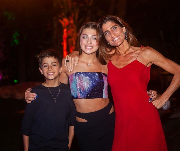 Cynthia Howlett com os filhos: Manuela e Rodrigo (Foto:  Reprodução/Instagram)