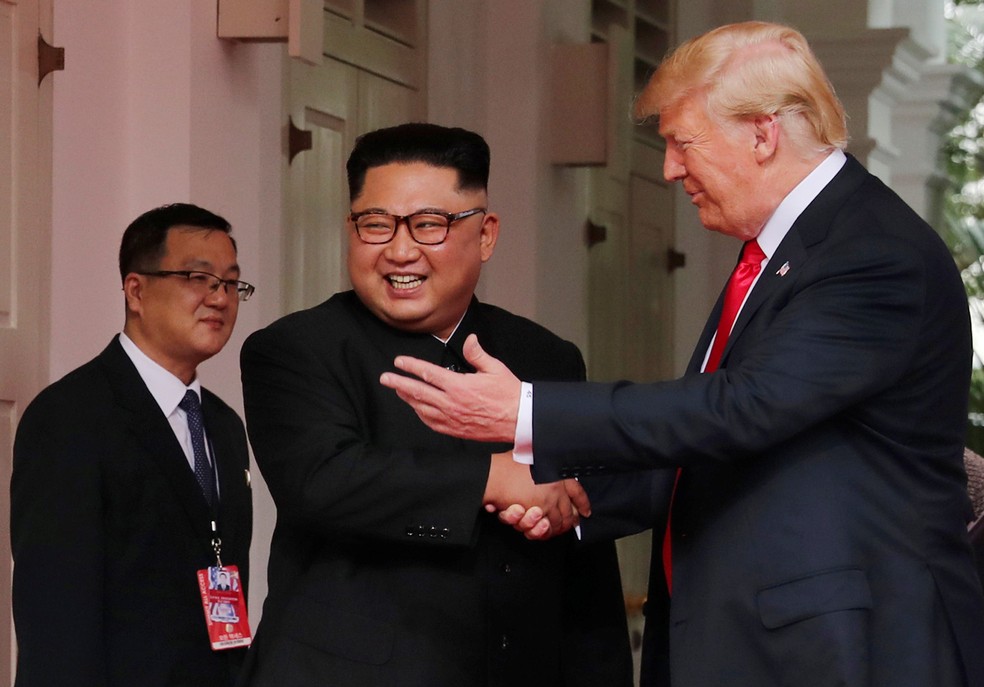 Ditador da Coreia do Norte, Kim Jong-un, e presidente dos Estados Unidos, Donald Trump, se encontram em hotel em Singapura (Foto: Reuters/Jonathan Ernst)