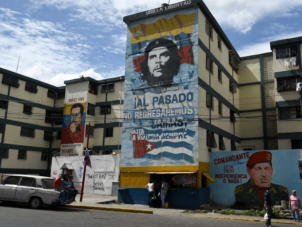 Propaganda chavista para eleições legislativas é vista nas ruas de Caracas, na Venezuela (Foto: AFP PHOTO / LUIS ROBAYO)