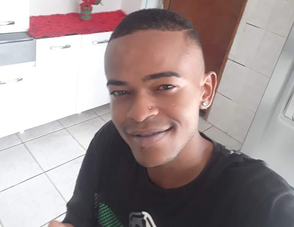 Raphael Bispo, de 29 anos, afirma que teve que deixar sonho de lado devido à falta de acesso a informação e ao valor da taxa — Foto: Arquivo Pessoal