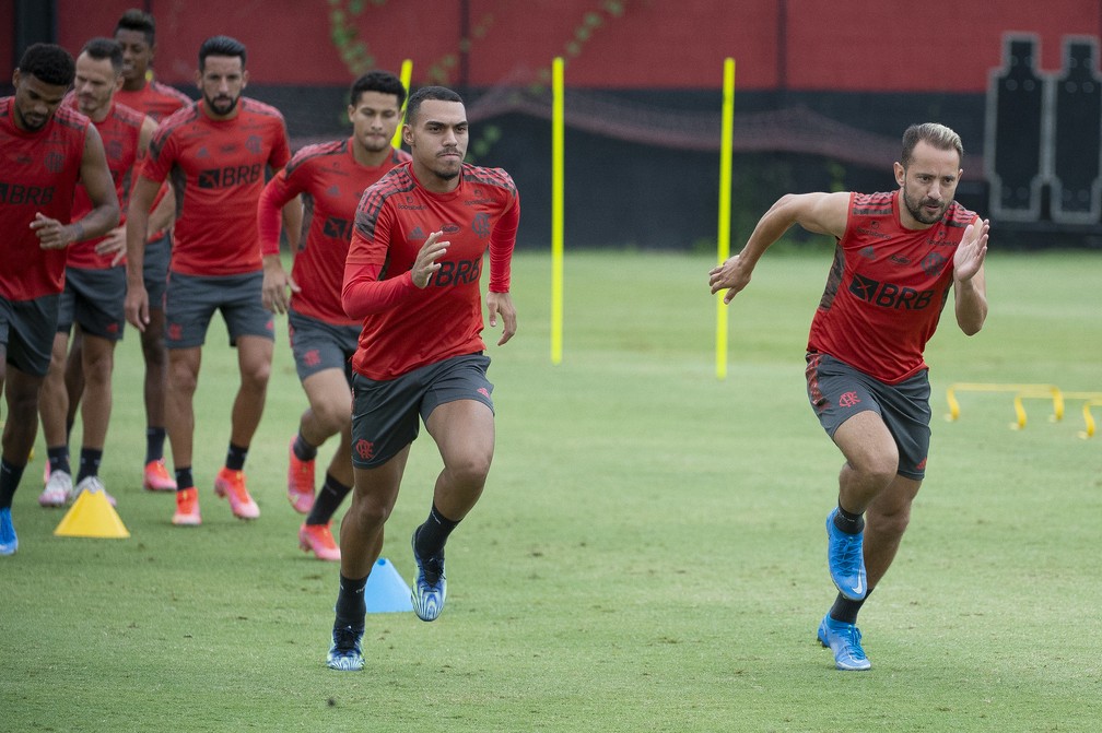 Matheuzinho e Everton Ribeiro durante treino do Flamengo — Foto: Alexandre Vidal / Flamengo
