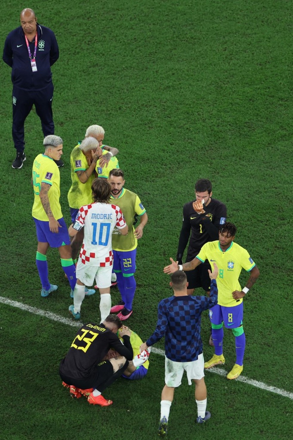 Modric consola jogadores da seleção brasileira após vitória da Croácia — Foto: Giuseppe Cacace / AFP