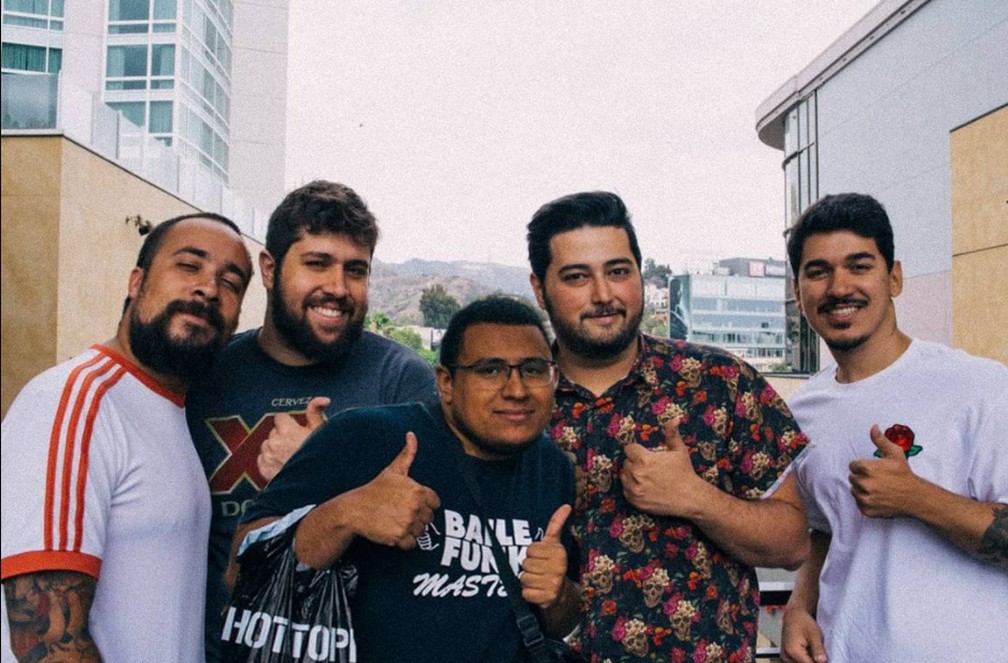 Pablo Bispo, Zebu, Maffalda, Gorky e Arthur Marques são os produtores e compositores da Brabo Music; eles assinam a produção de 'Batidão Tropical' — Foto: Reprodução/Instagram/Zebu