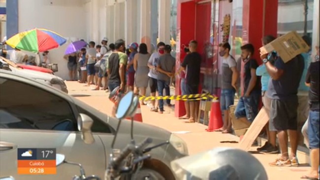 Agências da Caixa registram longas filas para saque do auxílio emergencial