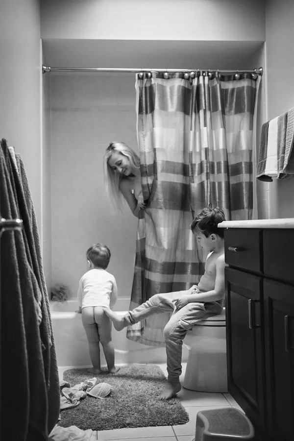 Mãe tenta tomar banho, enquanto crianças esperam do lado de fora (Foto: Reprodução/Pictures By GG)